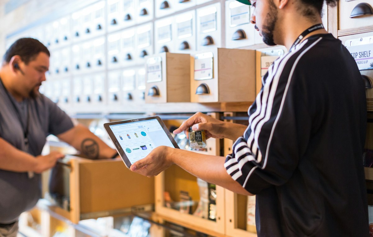 Personal de un comercio consultando el inventario en una tableta