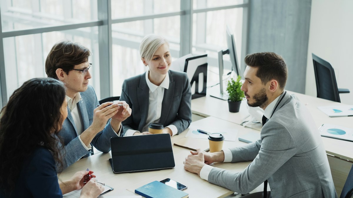 Equipo de trabajo en una oficina