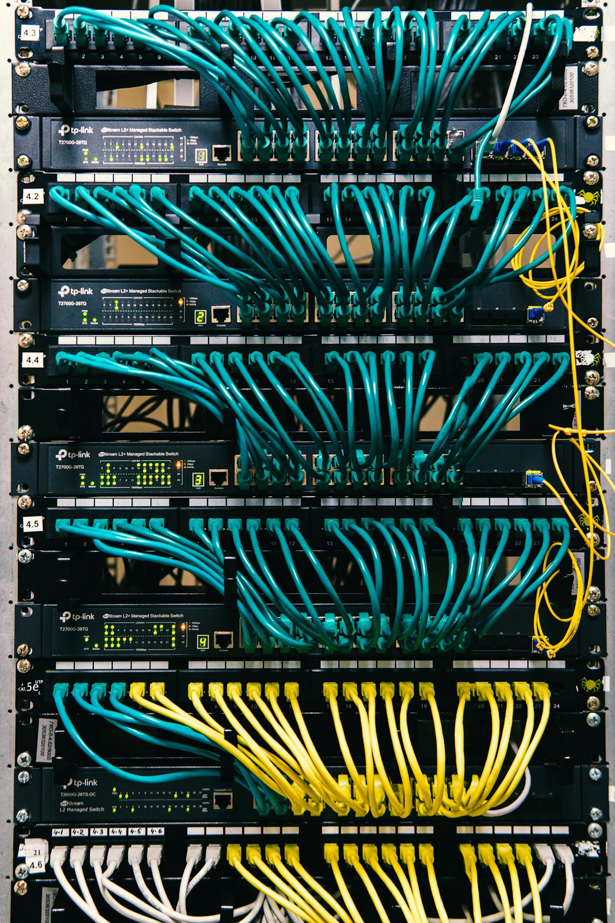 Rack de servidores y cableado de red